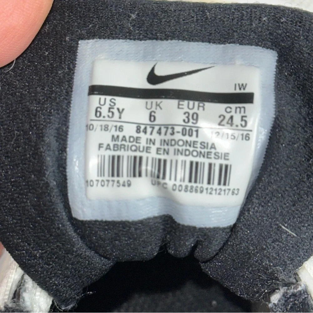 NIKE Boy’s Size 6.5 White Black Flex Show Training Shoes Sneakers